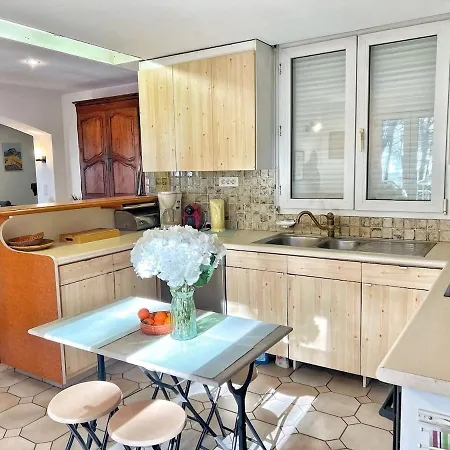 Maison Familiale A Sanary, En Pleine Pinede Villa